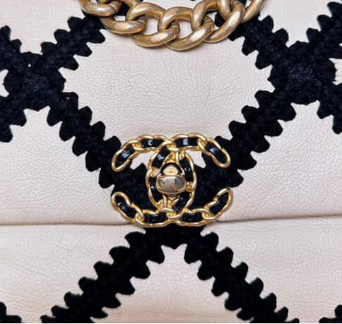 19 Crochet Quilted Calfskin Medium