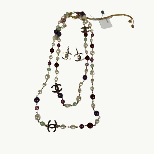 Collar de perlas y aretes CC