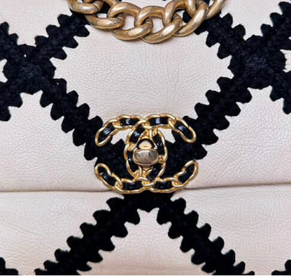19 Crochet Quilted Calfskin Medium