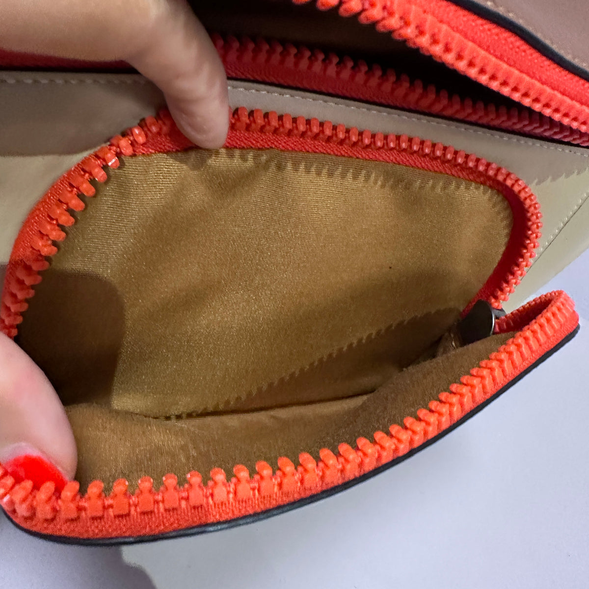 Belt bag crea y naranja