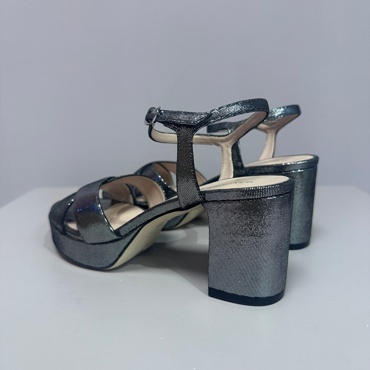 Stuart Weitzman Dayna platform gris metalico 7B