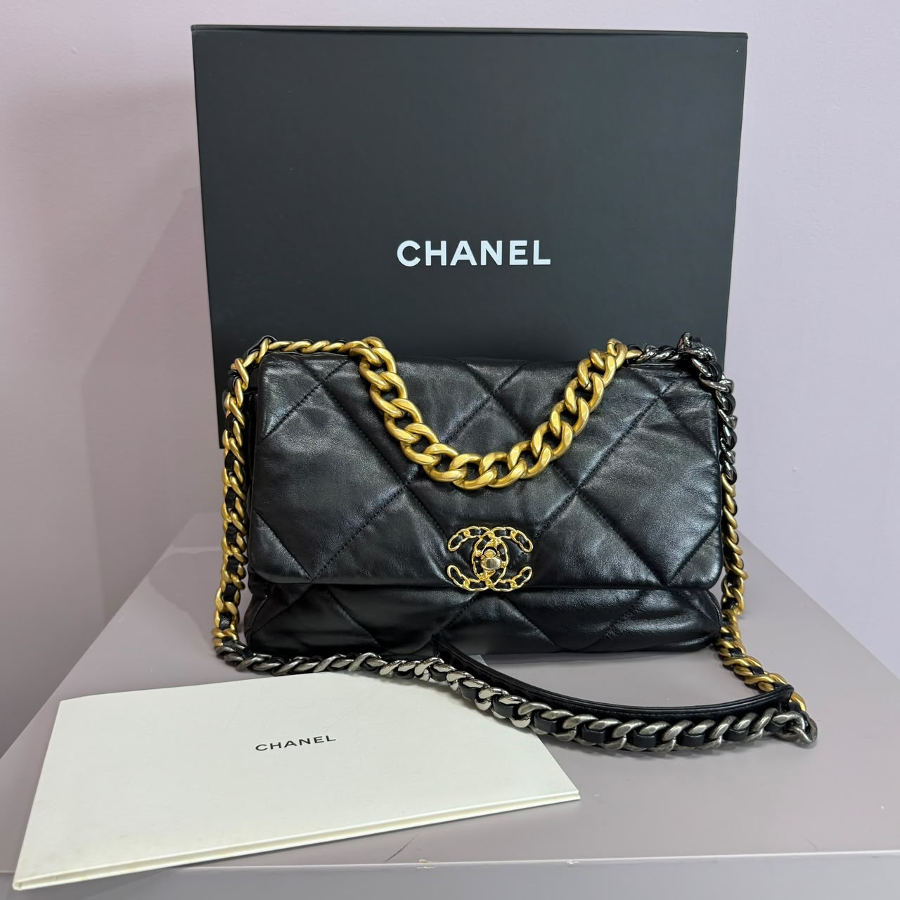 Bolso 19 Medium black lambskin